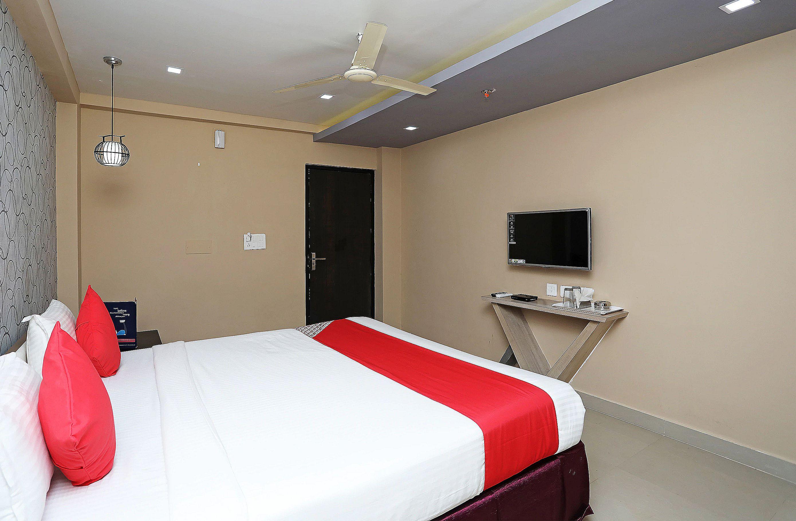 Capital O 11408 Hotel Sai Jagannath Khandagiri Bagian luar foto