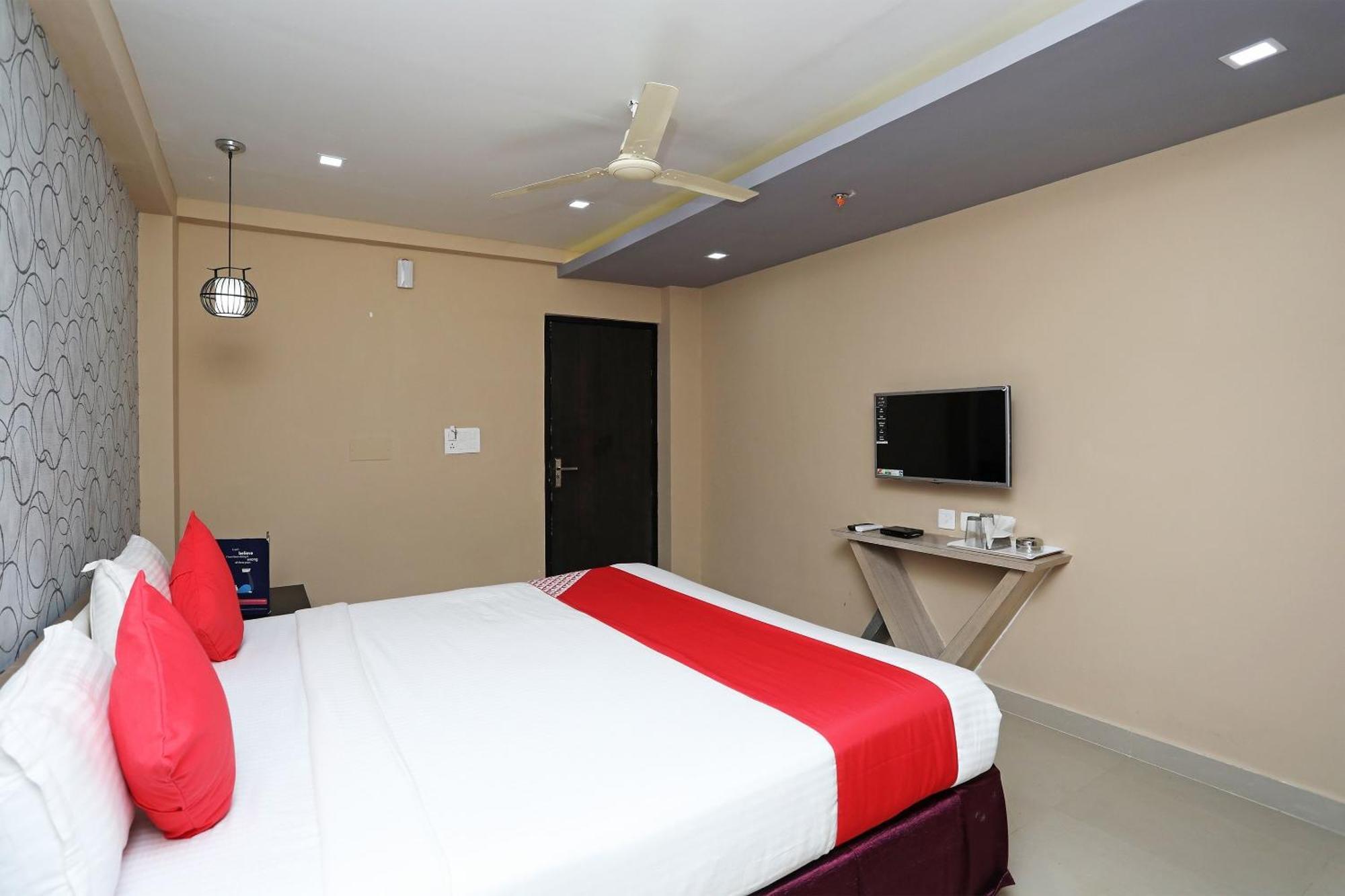 Capital O 11408 Hotel Sai Jagannath Khandagiri Bagian luar foto
