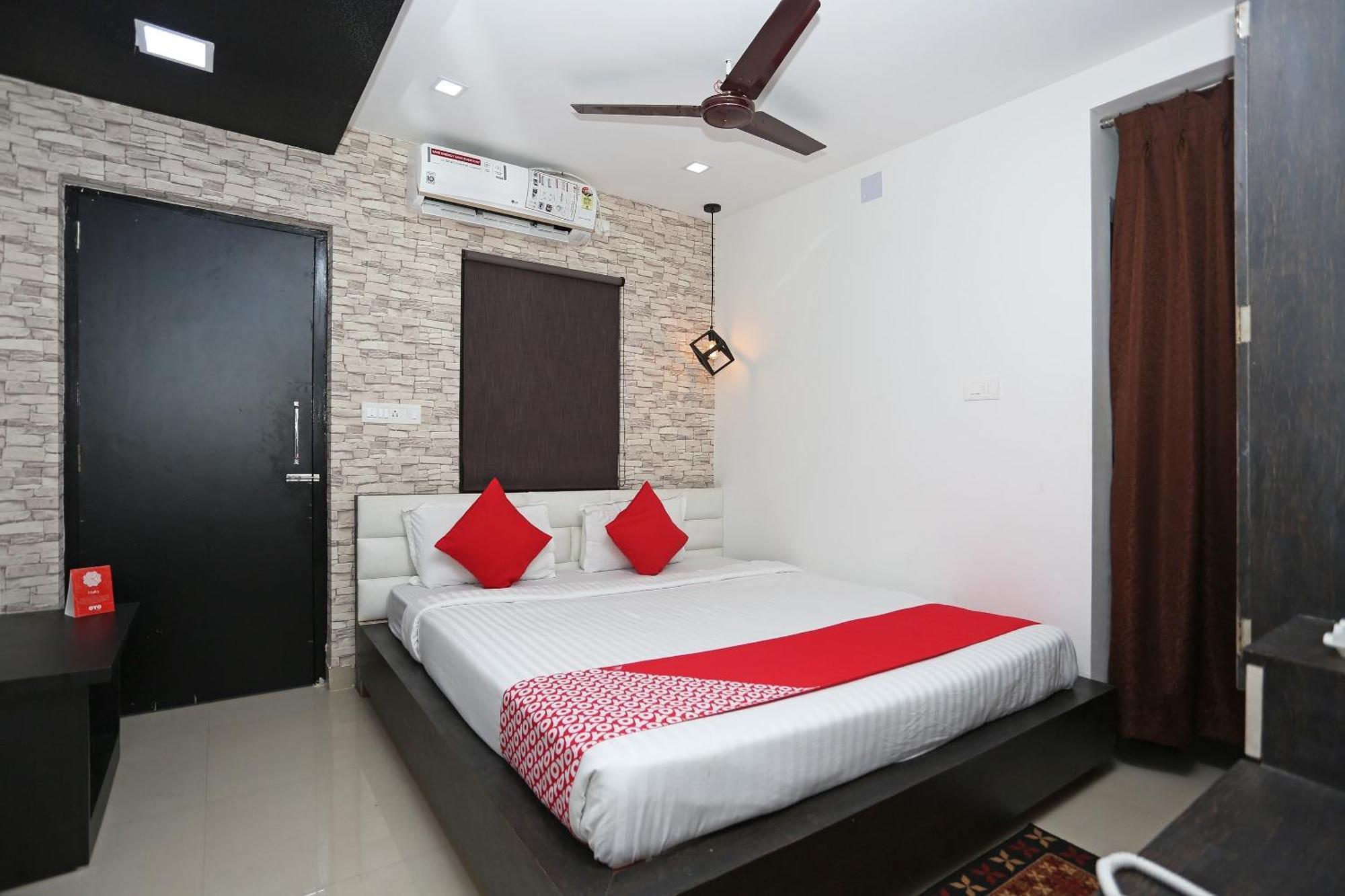 Capital O 11408 Hotel Sai Jagannath Khandagiri Bagian luar foto