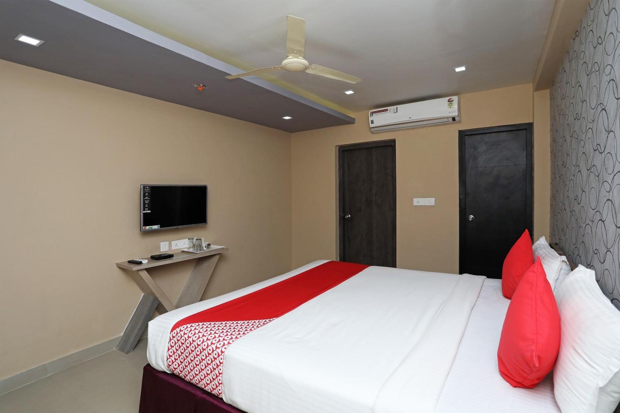 Capital O 11408 Hotel Sai Jagannath Khandagiri Bagian luar foto